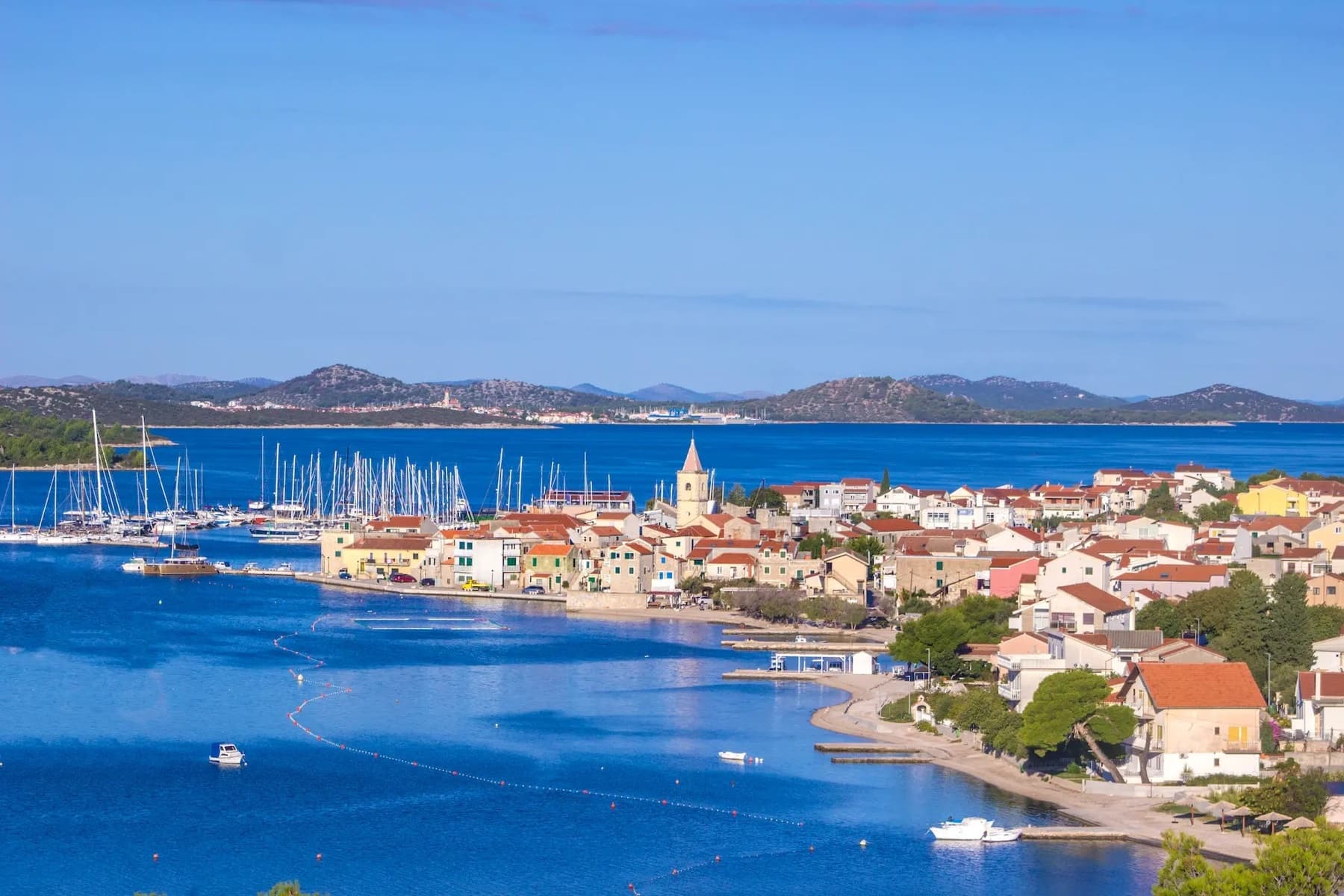 Pogled na Pirovac, marinu i obalu